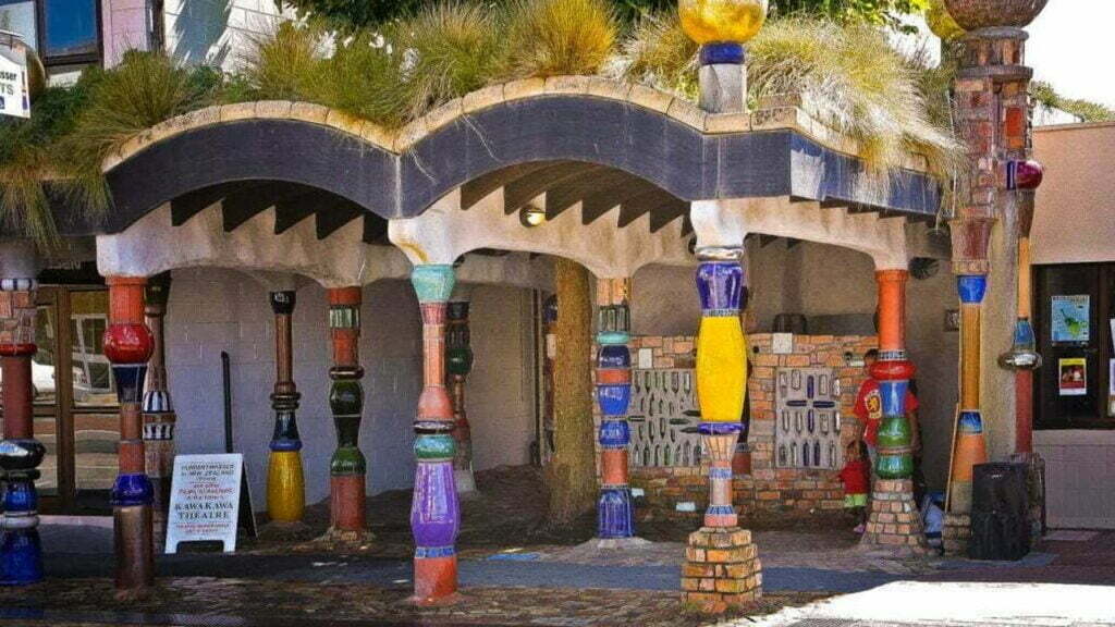 Die Hundertwassertoilette in Kawakawa (Neuseeland). Ästhetisch ist sie ähnlich aufgebaut wie das Hundertwasserhaus in Wien, mit vielen bunten Elementen.