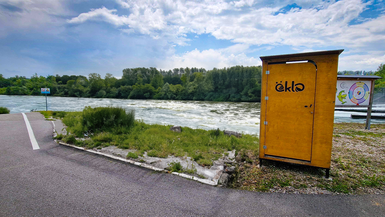 öKlo Toilette am Fluss