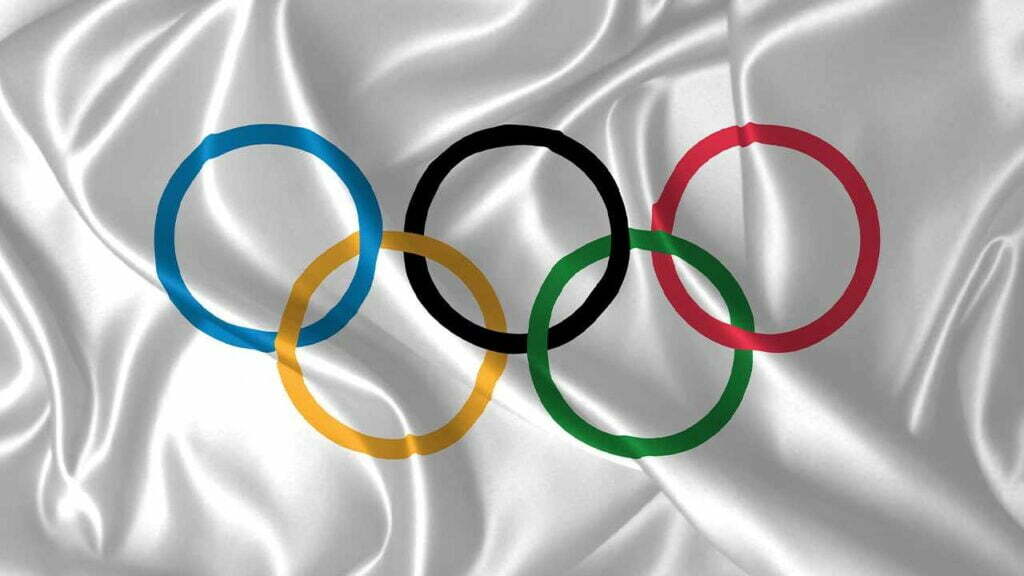 Eine weiße Flagge, auf der die fünf Ringe der olympischen Spiele zu sehen sind.