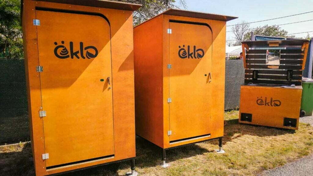 Zwei öKlo Klassik-Kabinen, neben denen eine Waschstation aufgestellt ist.