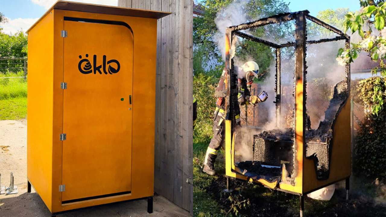 Zwei Fotos einer öKlo-Kabine, zusammengeschnitten auf ein Bild. Auf dem linken Foto sieht man die Kabine intakt, auf der rechten Seite ist sie abgebrannt zu sehen. Ein Feuerwehrmann steht neben der Toilette.